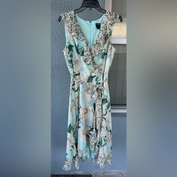 Gabby Skye Dresses & Skirts - Gabby Skye Faux Wrap Belted V-neck Flowy Size 14 Floral Dress Feminine Easter